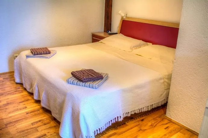 Guest Accommodation Sveti Jakov - Image 1