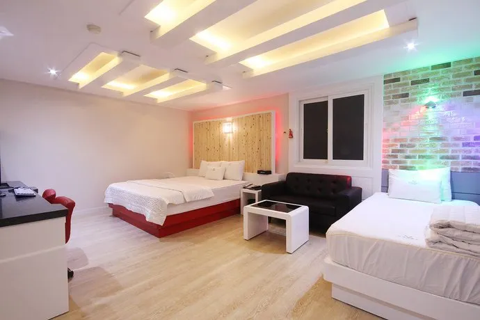 V Motel - Image 1