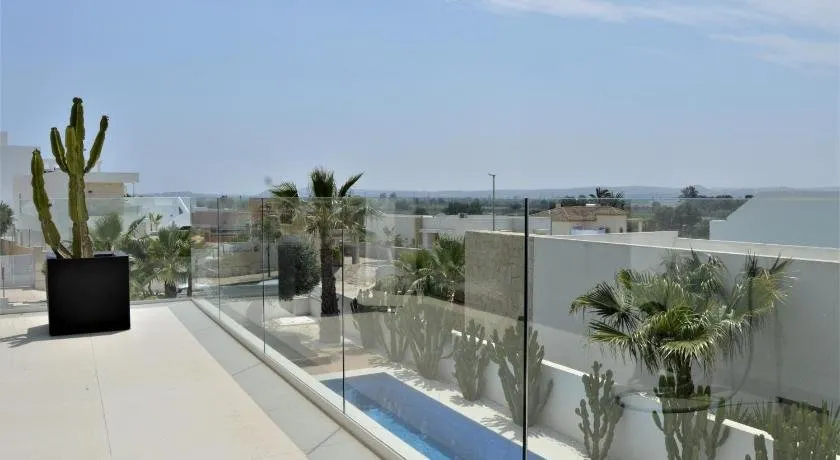 Villa with private pool - Image 1