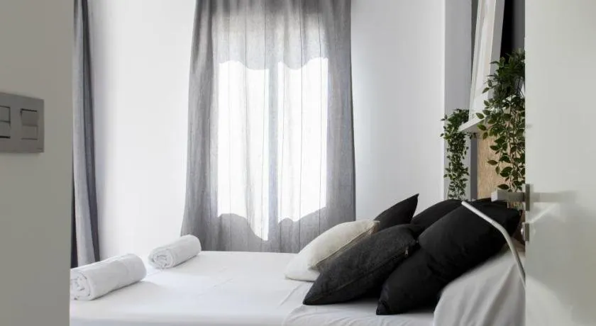 Stylish 2 Bedroom AC Wifi Terrace Attic in Valencia Center - Image 1