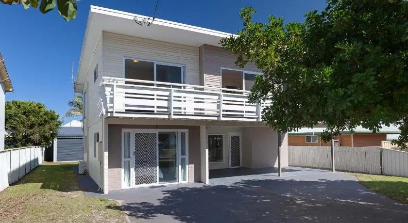 'SeaHaven', 2 Richardson Ave - Large home with Aircon, Smart TV, WIFI, Netflix & Boat Parking - Image 1