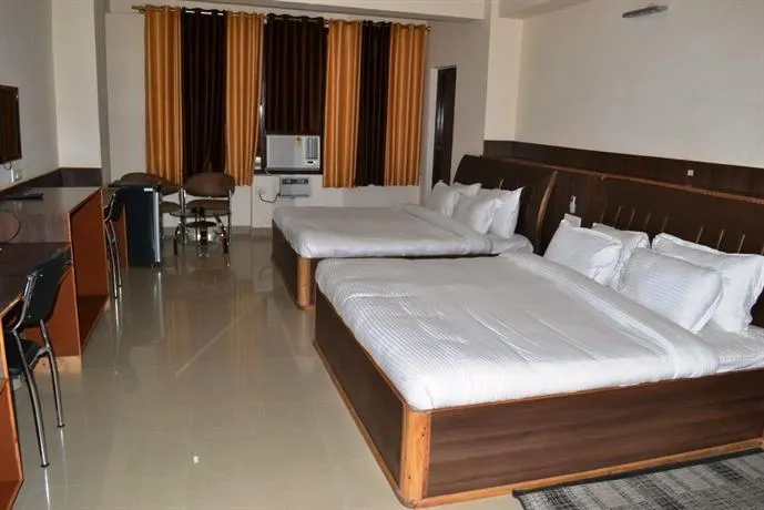 OYO 701611 Hotel Singh Axis - Image 1