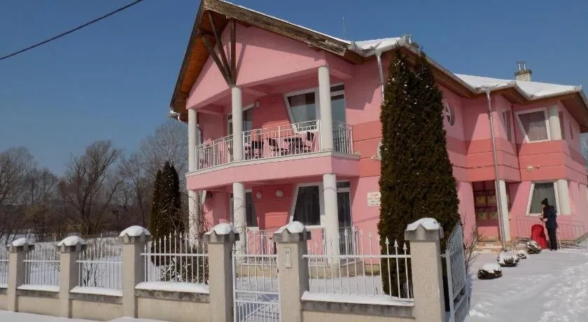 Liget Apartmanház - Image 1