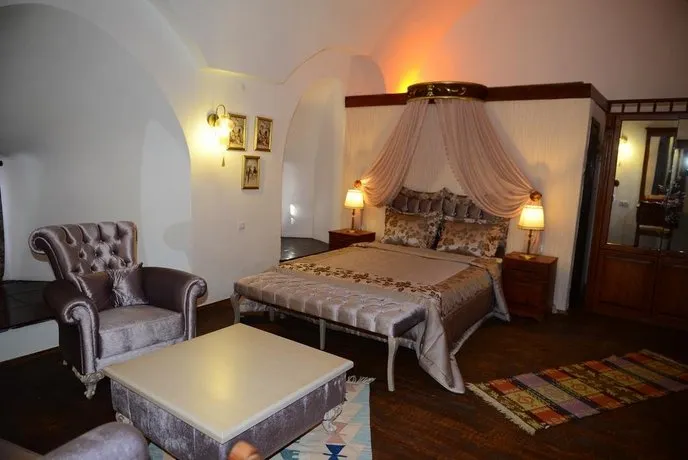 Club Caravanserail - Image 1
