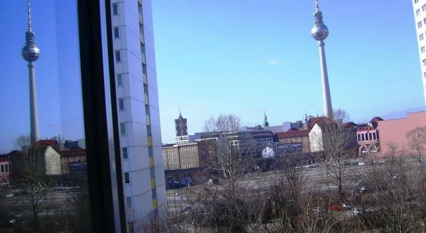Violet am Alexanderplatz - Image 1