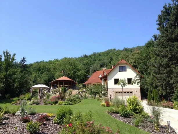 SPACIOUS GUESTHOUSE WITH AWARD-WINNING GARDEN - Image 1
