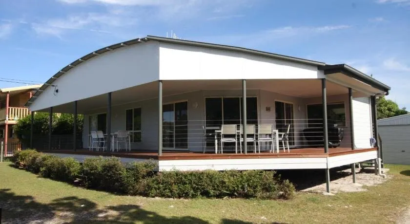 14 Zircon Street - Centrally located family home with covered deck, close to patrolled beach & shops - Image 1