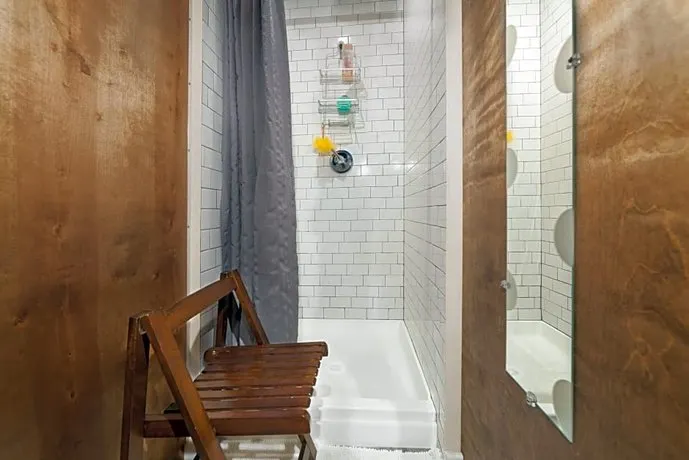 Chelsea Cabins Hotel - Image 1