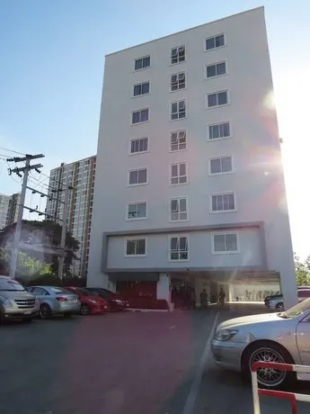 Townhouse Siam Privi Hotel - Image 1