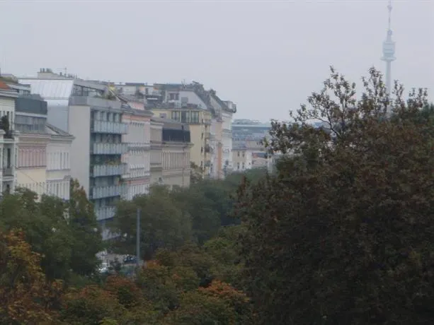 Augartenblick Top 8 - Blick zum Riesenrad - Image 1