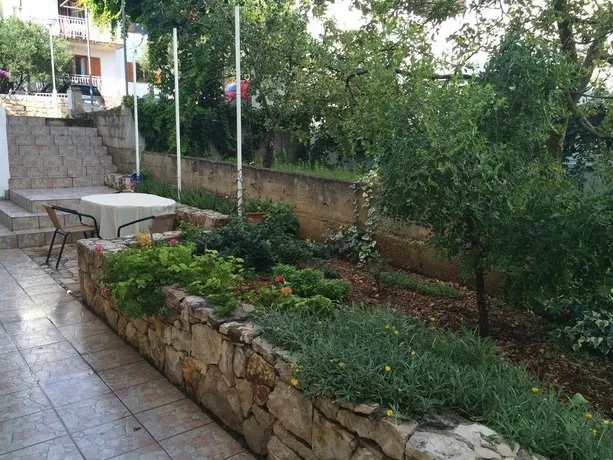 Apartments Nives Stari Grad - Image 1