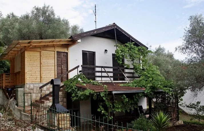 Holiday Home Olivia House - Image 1