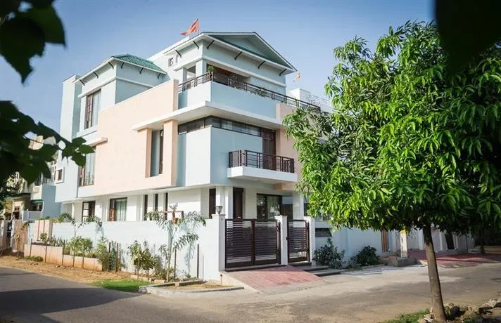 Corner Cottage - Image 1