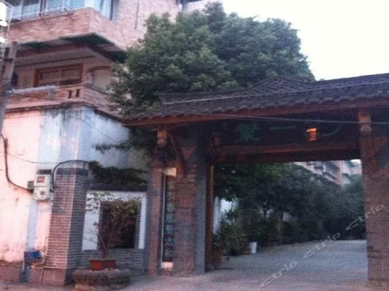 YIYIYE HOTEL - Image 1