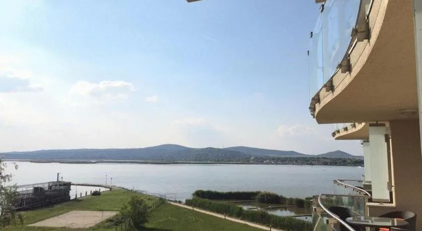 Vizparti wellness apartman Velence - Image 1