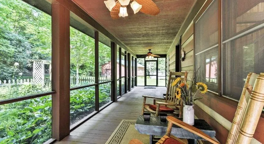 Black Mountain Cabin w/ Screened Porch + Views! - Image 1