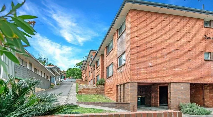 2 Bed Bar Beach Apartment - stroll to beach & cafes, supermarket apartment number 6 - Image 1