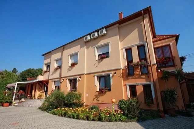 Var Park Panzio - Image 1