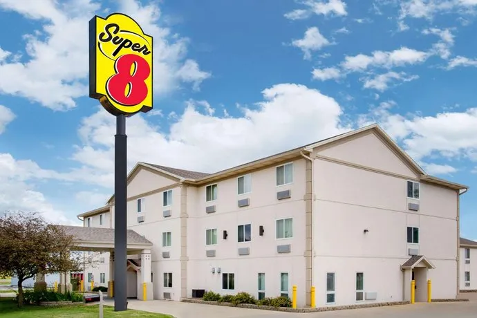 Super 8 by Wyndham El Paso IL - Image 1