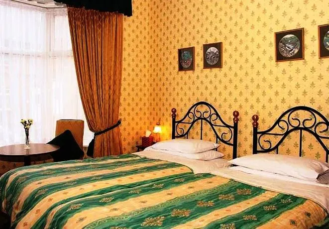 Hillrise Guest House - Image 1