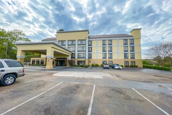 La Quinta Inn & Suites By Wyndham Jackson North - Image 1
