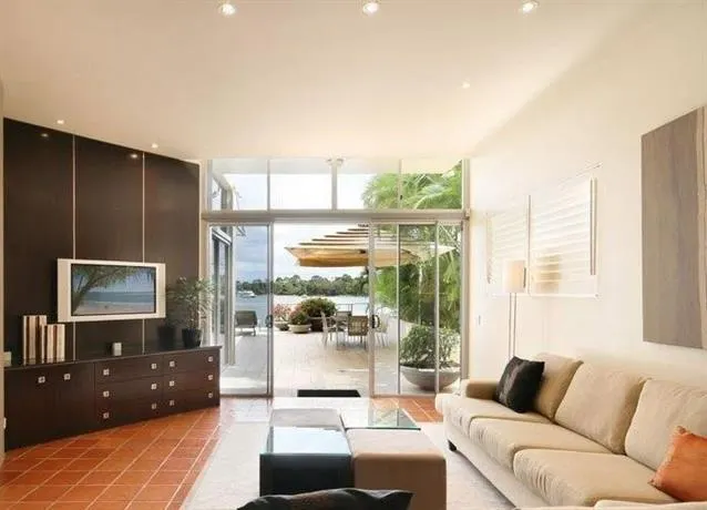 42 Noosa Parade - Image 1
