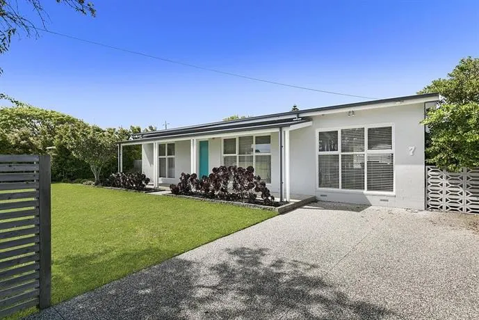Chic Retreat - Image 1