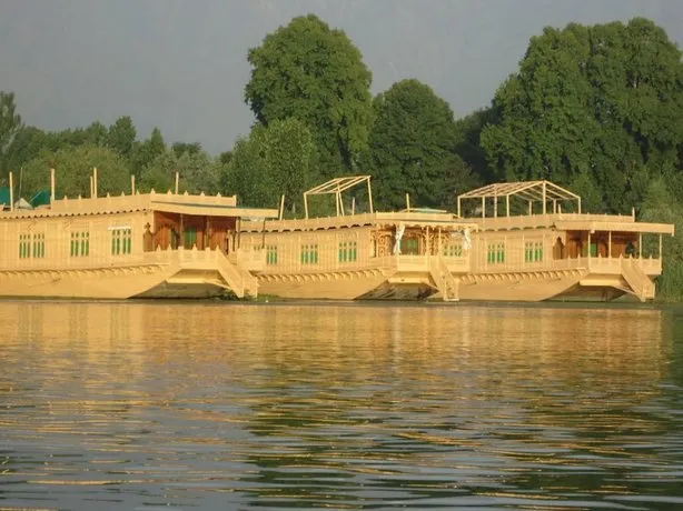 Marco Polo House Boats - Image 1