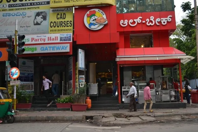 Hotel Kings Gateway - Image 1
