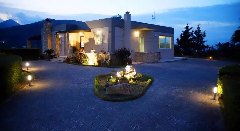 Relaxing Villa with garden and mountain view in Heraklion - Image 1