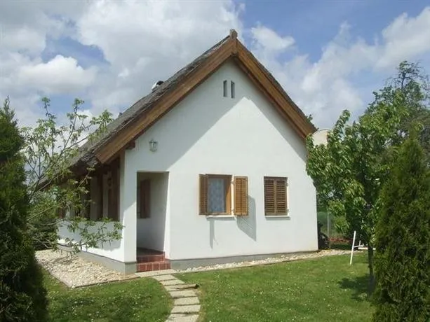 Mol-Ker-Vill Vendégház - Image 1