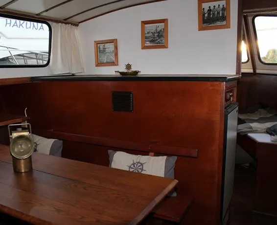 La Colombe Holiday Boat - Image 1