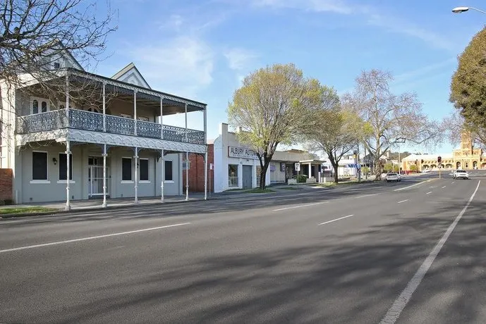 Albury Suites - Waterstreet - Image 1