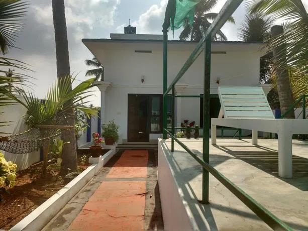 Njarakkal Beach Bunglow - Image 1