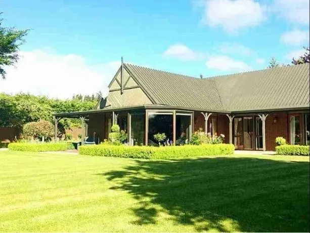 Rhododendron Garden Hotel - Image 1