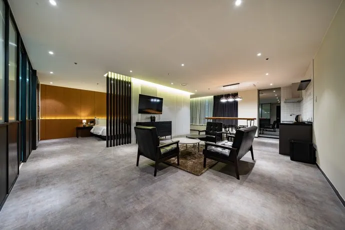 Stay 25 - Image 1