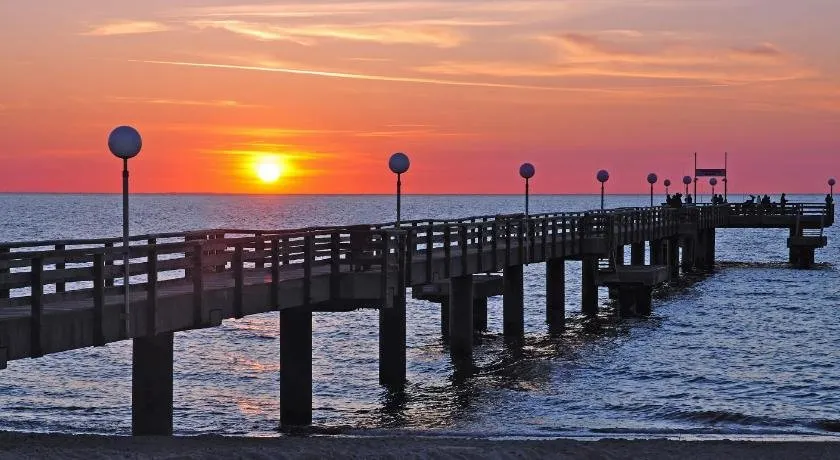 HR Baltic Sea Cottage mit Schwimmbad und Ostseeblick - Image 1