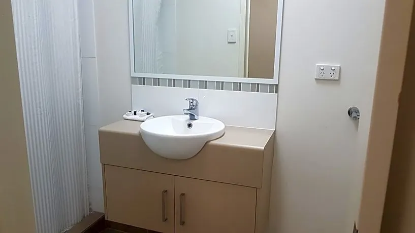 Sarina Hotel - Image 1