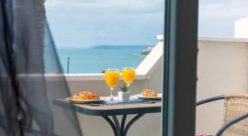 Boutique Wind Rose Apartment by the beach - Image 1