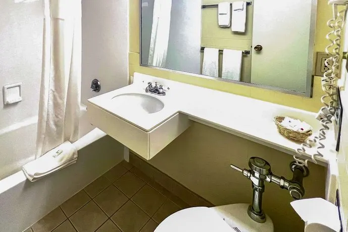 Days Inn & Suites Rhinelander - Image 1