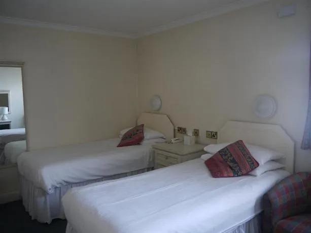 Quinns Hotel - Image 1