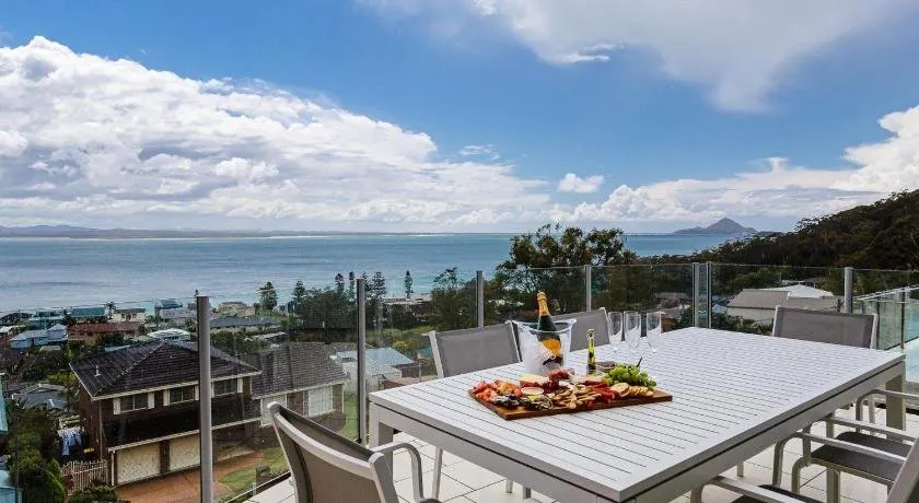 ‘Maison de la mer’ 30 Mulubinda Parade – luxurious, linen, aircon and panoramic views - Image 1
