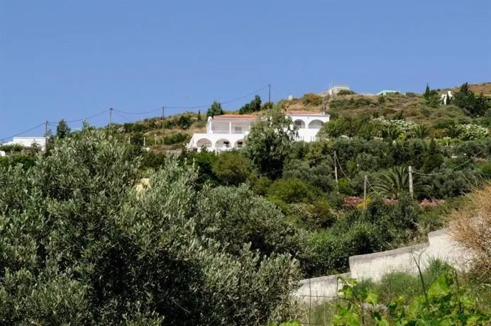 Kymothoi Rooms & Pool Bar - Image 1
