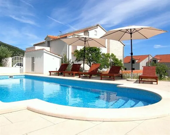Apartmani Zlatni Rat - Image 1