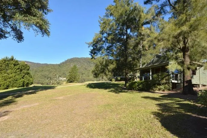 Caddyshack Cabin @ Kangaroo Valley Golf & Country Resort - Image 1