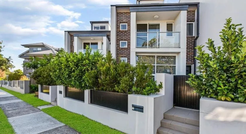 Spacious & Modern Townhouse in Asquith - Image 1