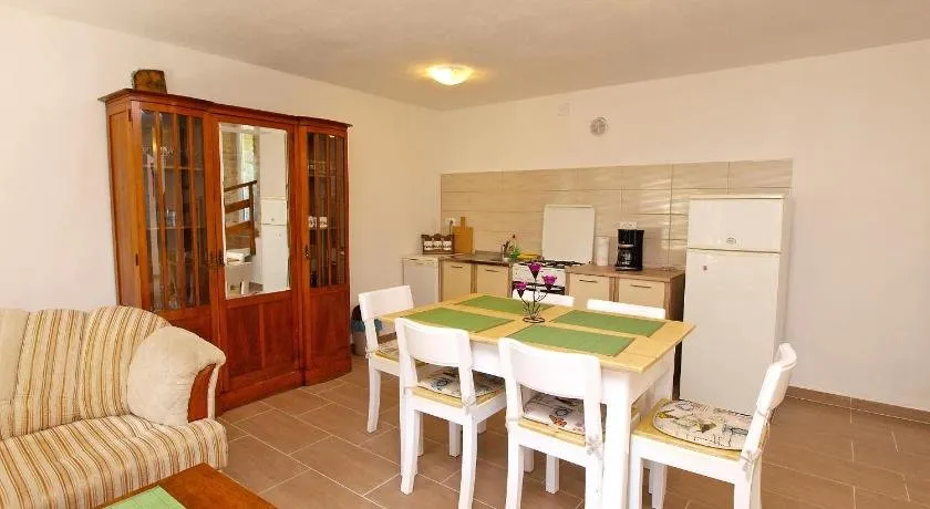 House 917 - Image 1