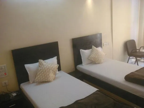 Hotel Dwarkesh Inn - Image 1