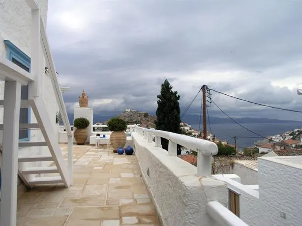 Artist's Haven Villa in Hydra - Image 1