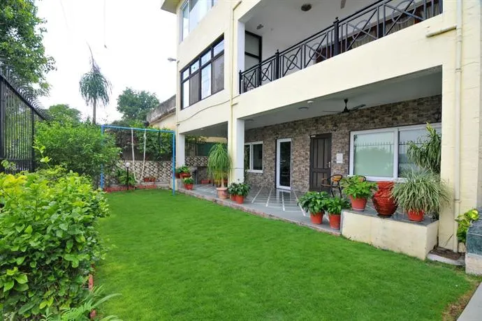 Lago Villa Home Stay - Image 1